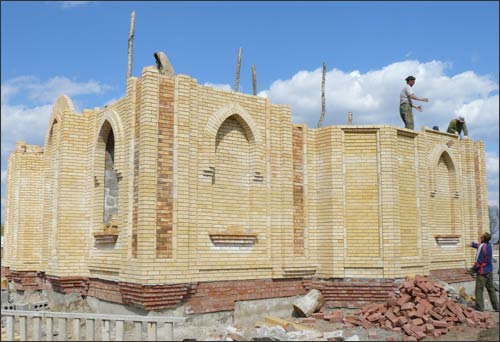 Гастарбайтеры на строительстве мечети в поселке Караванном