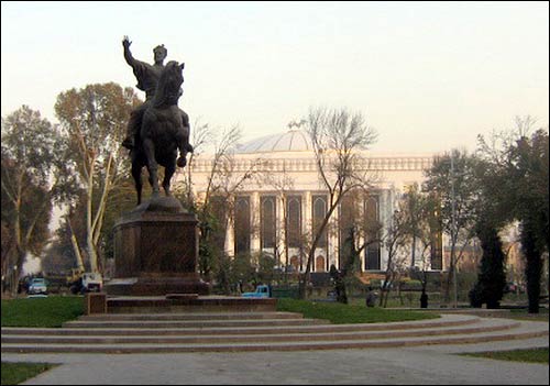 Памятник Амиру Тимуру и за ним – Дворец Форумов