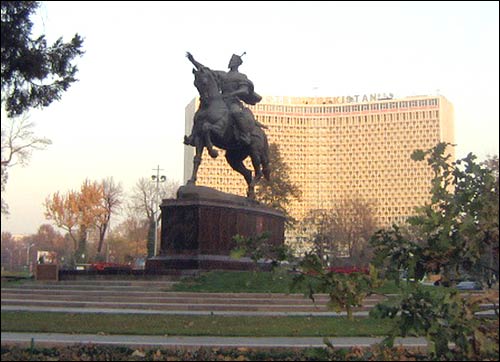 Памятник Амиру Тимуру и за ним – гостиница Узбекистан