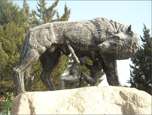 Памятник римской волчице в Худжанде