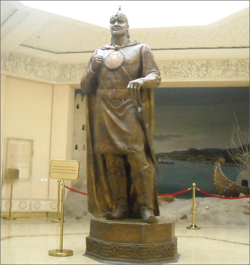 Памятник Темурмалику в Согдийском областном музее