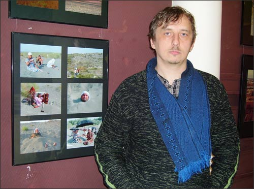Алексей Волосевич на фоне своих фоторабот