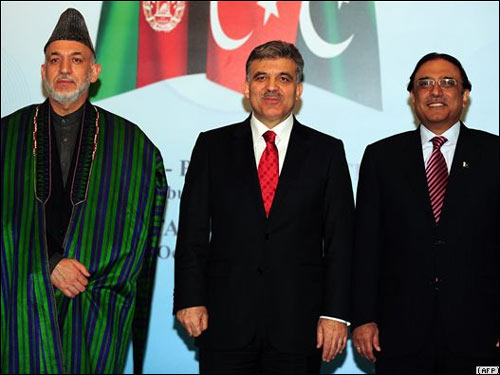 Президент Турции Абдулла Гюль (в центре) и его афганский и пакистанский партнеры Хамида Карзай (слева) и Зардари (справа) на встрече в Стамбуле