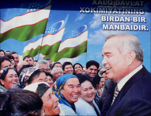 Большая голова Ислама Каримова на фоне народа