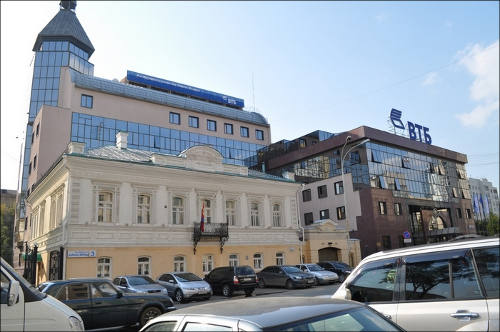 В здании слева расположено почетное консульство Монголии в Екатеринбурге