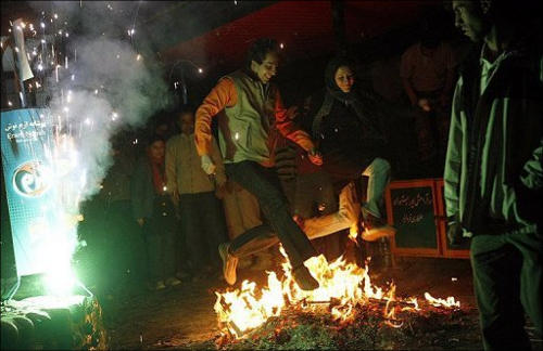 Празднование фестиваля огня в Иране. Фото © Reuters