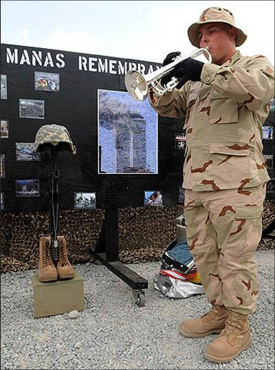 Американский солдат играет на трубе на базе «Манас»