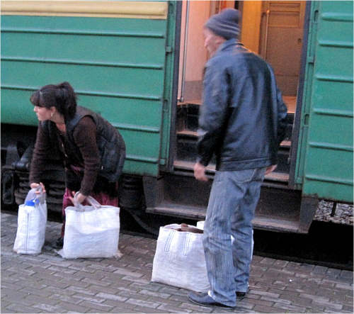 Молоко из провинции везут в Ташкент на электричках