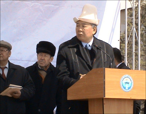 Премьер-министр Кыргызстана Данияр Усенов выступает перед жителями Нарына