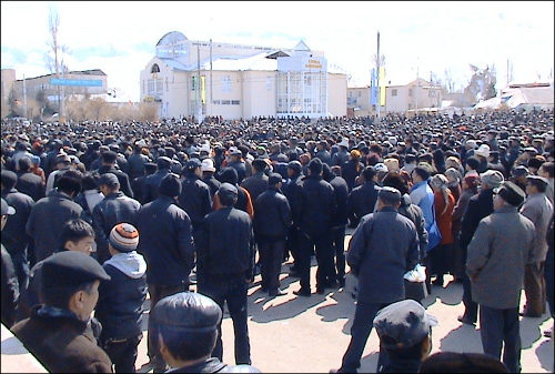 На площади в Нарыне собралось до 5 тысяч человек