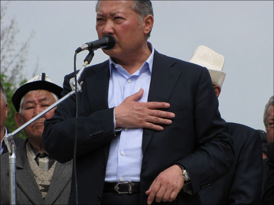 Курманбек Бакиев выступает на митинге