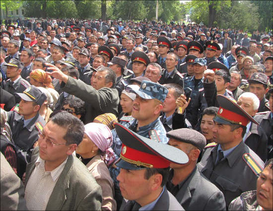 Митинг милиционеров в Джалал-Абаде 17 апреля 2010 года
