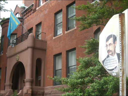 Плакат с портретом Евгения Жовтиса появился перед посольством Казахстана в Вашингтоне