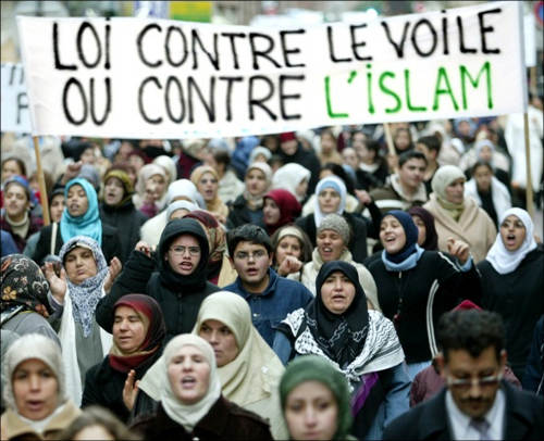 Демонстрация за свободу ношения хиджабов в Париже