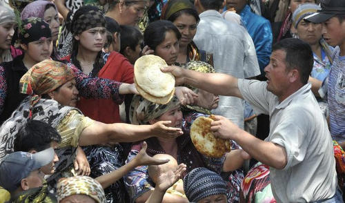 Беженцам в Узбекистане раздают хлеб