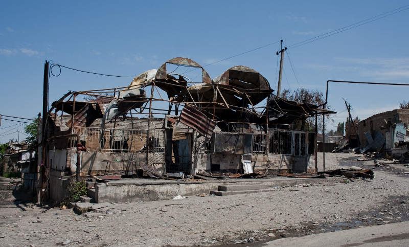 Разрушенные и сожженные здания на юге Кыргызстана