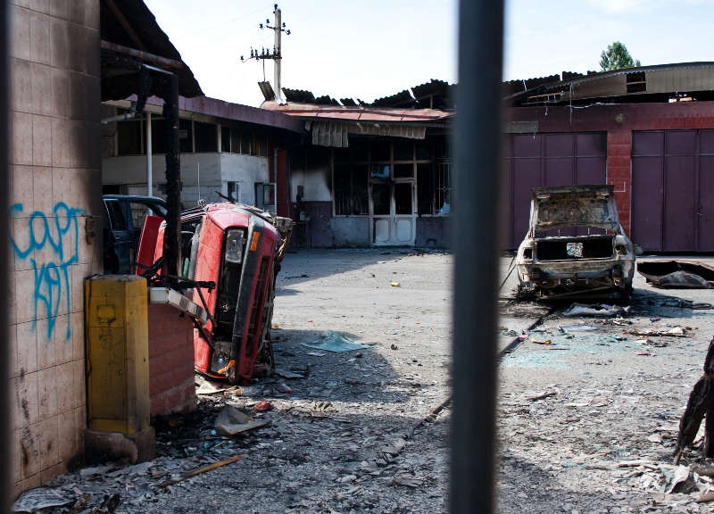 Разрушенные и сожженные здания на юге Кыргызстана