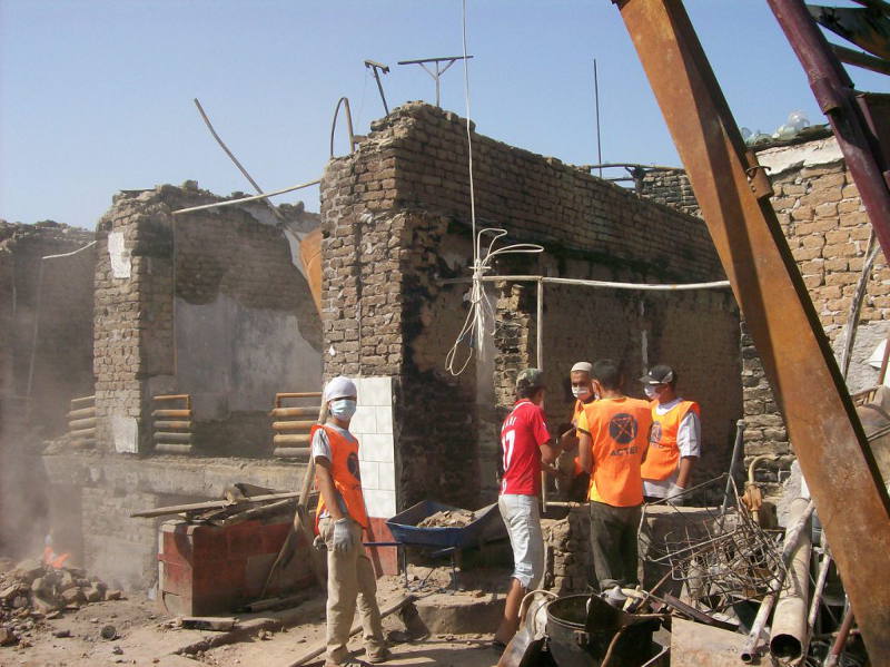Расчистка территорий разрушенных домов в Оше