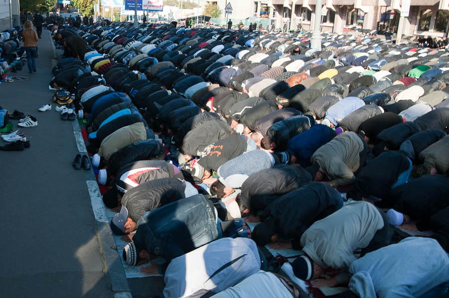 Молитва мусульман в Москве