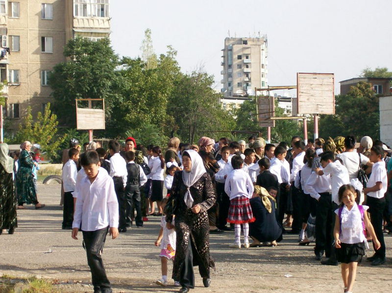 1 сентября. Школьники на улицах Оша