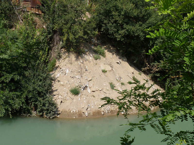 Строительный мусор, сброшенный в реку управлением по благоустройству