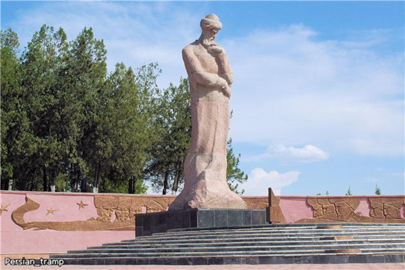 Так выглядел последний в Самарканде памятник советского периода - статуя Улугбека