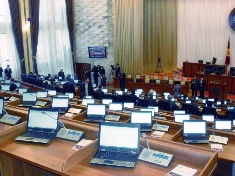 Депутаты начинают потихоньку собираться в парламенте