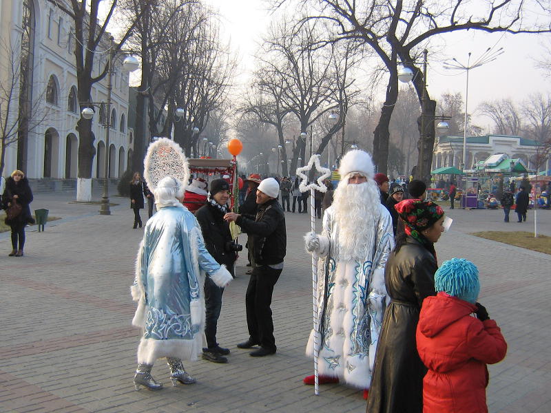 Новогодние гуляния в центре Ташкента
