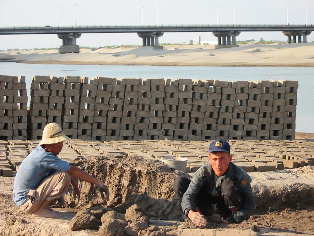 Производство кирпича в Каракалпакстане