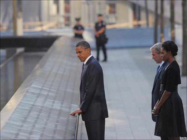 Барак Обама вместе с супругой и экс-президентом Джорджем Бушем на месте разрушенных башен-близнецов