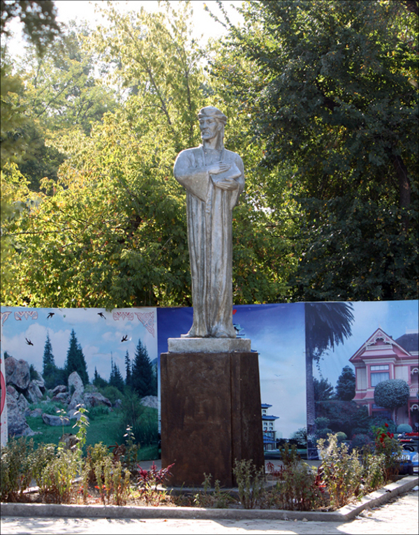 Памятник Навои в Оше
