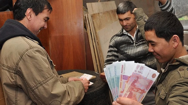 Киргизские мигранты в 2017 году побили рекорд по денежным переводам из России