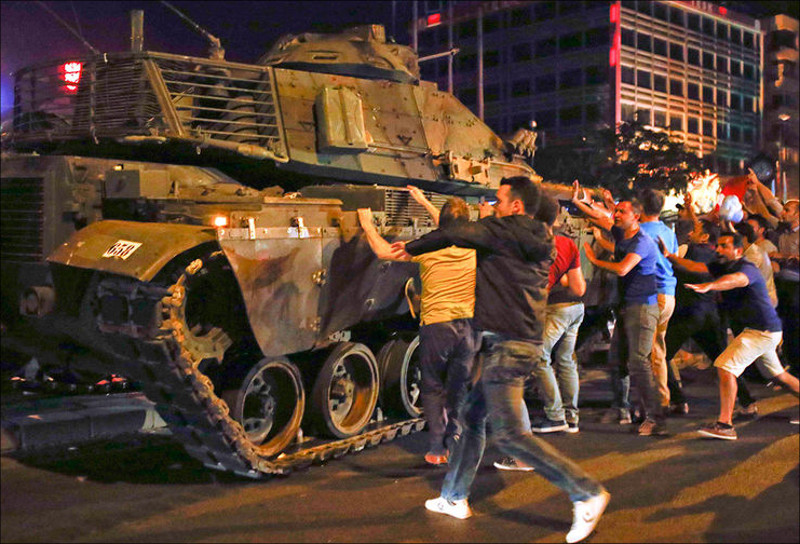 Столкновения с военными во время попытки переворота в Турции