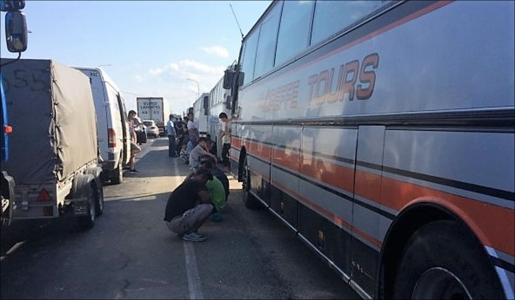 На казахско-российской границе трое суток продержали 10 автобусов с мигрантами из Узбекистана и Таджикистана