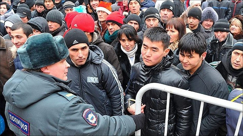 Российские власти сократили квоту на временное проживание для мигрантов