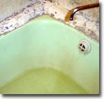 Из-за перебоев с водой андижанцам приходится хранить ее в ванных. Фото ИА Фергана.Ру