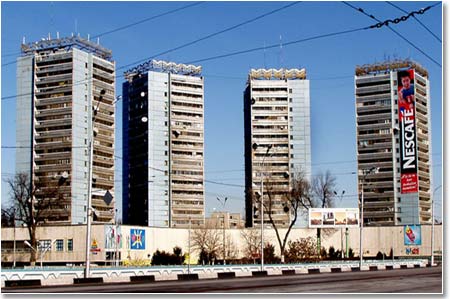 Дома на массиве Дархан возле станции метро имени Хамида Олимджана считаются самыми престижными в Ташкенте по расположению в центре города и улучшенной планировке квартир