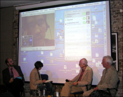 Справа налево: г-н Штроляйн, Шахида Якуб, модератор мероприятия, г-н Кроушоу. На экране - телемост с очевидцем событий. Фото ИА Фергана.Ру