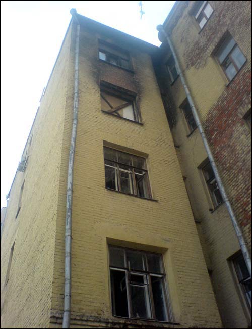 Окно сгоревшей квартиры и стена дома. Фото ИА Фергана.Ру