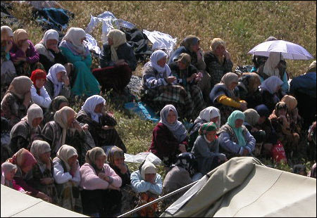 В лагере было много женщин, подростков и детей. Фото Шерзода Юсупова