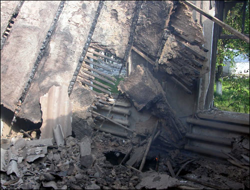 Сгоревшее здание налоговой инспекции в Корасув. Фото Шерзода Юсупова, Фергана.Ру