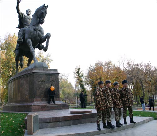 У памятника Тимуру в центре Ташкента