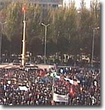 На митинге в центре Бишкека лидеры оппозиции требуют немедленной отставки президента