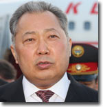«Бакиев, келсин!» Президент Кыргызстана вернулся в страну после 28-дневного отсутствия