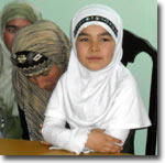 В Таджикистане школьницам запрещают приходить на занятия в мусульманском платке «русари»