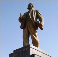Ленин в кишлаке, а Темурмалик – в канале, или Какие памятники нужны Таджикистану?