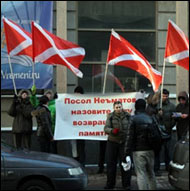 Россия: «Наши» проводят четвертый пикет у посольства Узбекистана. К чему бы это?..