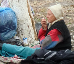 Судьба человека: Жертва риелторов доживает свой одинокий век под деревом возле дороги