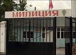 «Милиция — это семья». Сторонники обвиняемых в убийстве узбека-россиянина оказывают давление на вдову и ее адвокатов