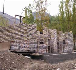Кыргызстан: В Оше — дефицит строителей. Дома не поспевают к сроку (фото)